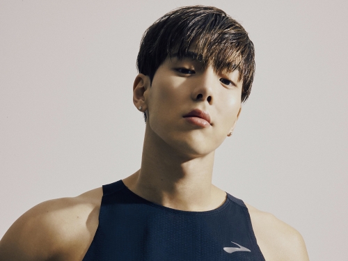“腹筋チラ見せ”黒ノースリーブ姿披露！MONSTA Xショヌの細マッチョボディが話題に【PHOTO】
