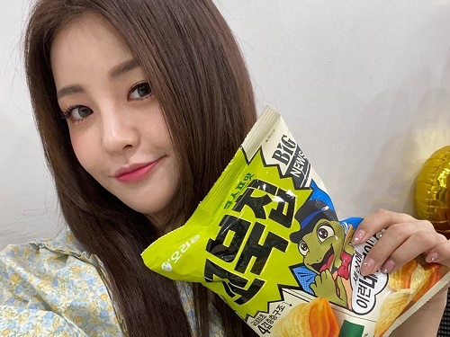「日本お菓子のパクリ」と過去に炎上した韓国スナック菓子、Brave Girlsユジョンを広報モデルに