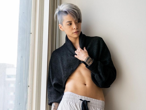 大胆“肌見せ”SHOTで美腹筋を披露。f(x)出身のエンバのメリハリボディラインに賛辞の声【PHOTO】
