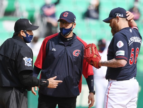 汗を拭っただけなのに…韓国プロ野球開幕戦で外国人投手に降りかかった受難