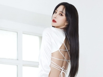 美人女優ハン・イェスル、大胆な背中見せトップスで魅了…「心臓がもたない」【PHOTO】