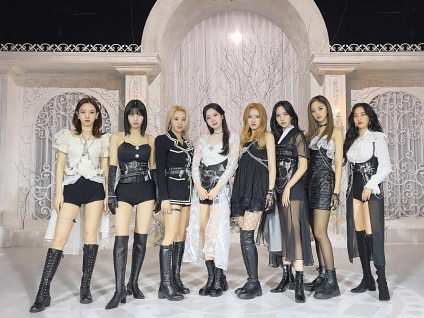 TWICE、アメリカの人気テレビ番組『The Kelly Clarkson Show』で豪華なステージを披露