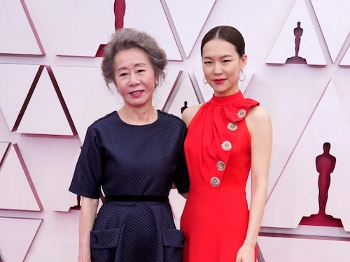 映画『ミナリ』の韓国女優ハン・イェリ、ユン・ヨジョン、米アカデミー賞のレッドカーペットに登場【PHOTO】