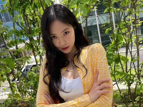 YGエンタ移籍で話題のApinkソン・ナウンがラグジュアリーファッションで魅せる！【PHOTO】