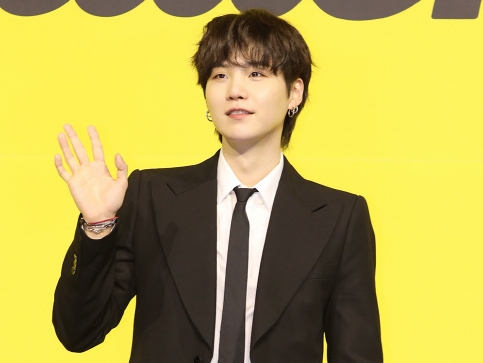 BTSのSUGA、“もちもち白肌”SHOTに反響「胸が苦しい…」「ユンギさん大