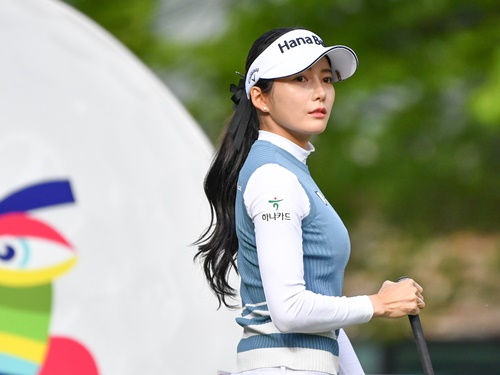 【写真】思わず二度見の圧巻美スタイル！韓国女子ゴルファーのタイトコーデ「すべてが完璧だ！」【PHOTO】