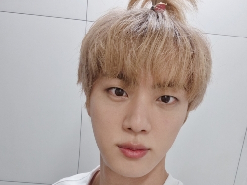 【写真】BTSの“最年長”JINが見せた「あざと可愛い」ちょんまげヘアにファン悶絶
