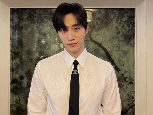 2PMジュノが“白シャツ×黒ネクタイ”で魅せる…「大人の色香」にファン悶絶【PHOTO】