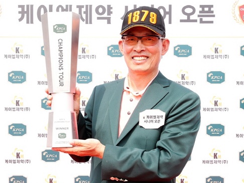 韓国で54歳の男子ゴルフ選手がツアー優勝、要因は「妻からもらったパター」と感慨深げ