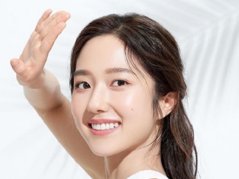 同僚と熱愛中の韓国美人アナウンサーが化粧品モデルに抜擢、透き通る白い肌に釘付け