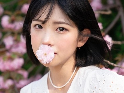 国民的女優の母と元巨人投手の父を失ったチェ・ジュンヒ、へそ出しスリムボディ披露【PHOTO】