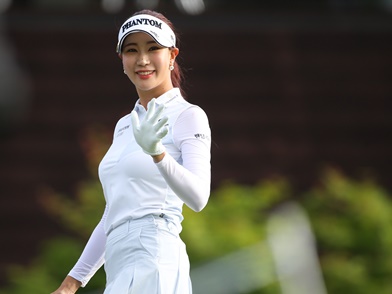 ユ・ヒョンジュ、紺色ゴルフウェアで決めポーズ…ファンの反響続々「綺麗で美しい」【PHOTO】