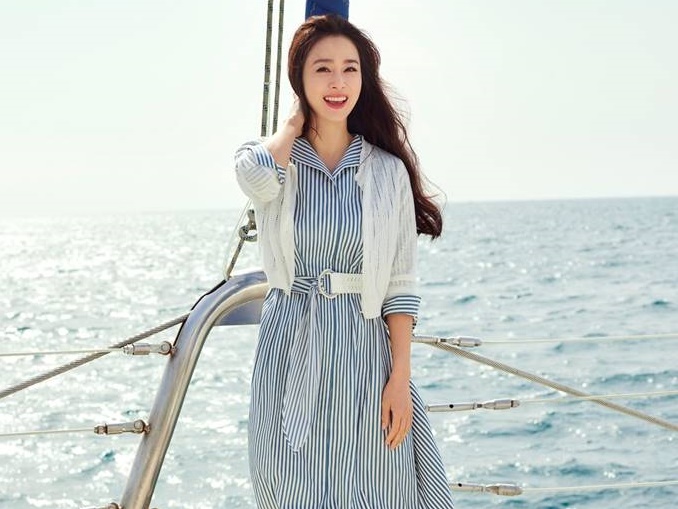 “韓国で最も美しい女優”キム・テヒが夏を感じさせる「爽やかショット」で話題【PHOTO】