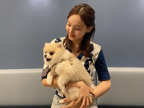 TWICEナヨン、愛犬との“可愛すぎるツーショット”が話題に！「CM並みの完成度」【PHOTO】