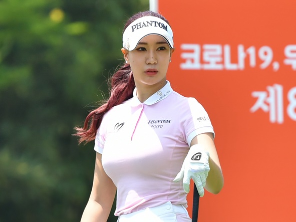 モデル級の美貌！韓国女子ゴルファーのユ・ヒョンジュ、秋先取りの最新ウェア姿で魅力発散【PHOTO】