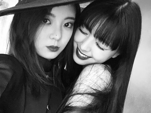 「JYPが生んだ実力派！」ITZYリア＆ユナ、モノクロ写真で際立つ洗練ビジュアル【PHOTO】