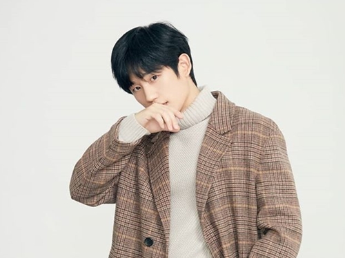 「その手は反則！」俳優チョン・ヘイン、爽やかな“秋の装い”にファン胸キュン【PHOTO】