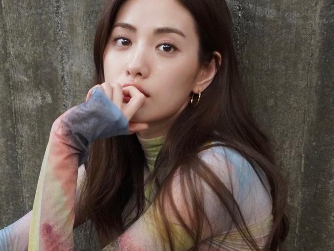 “世界1位の最強10頭身美女”AFTERSCHOOLナナ、タイトなトップスで魅せた退廃美【PHOTO】