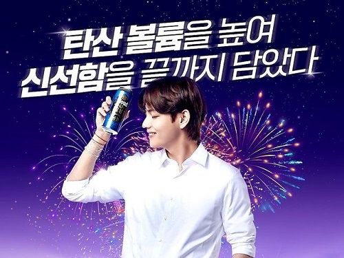 BTSのV、完璧な横顔で爽やかさを華麗に表現！ビールまで似合う“最強ビジュアル”【PHOTO】