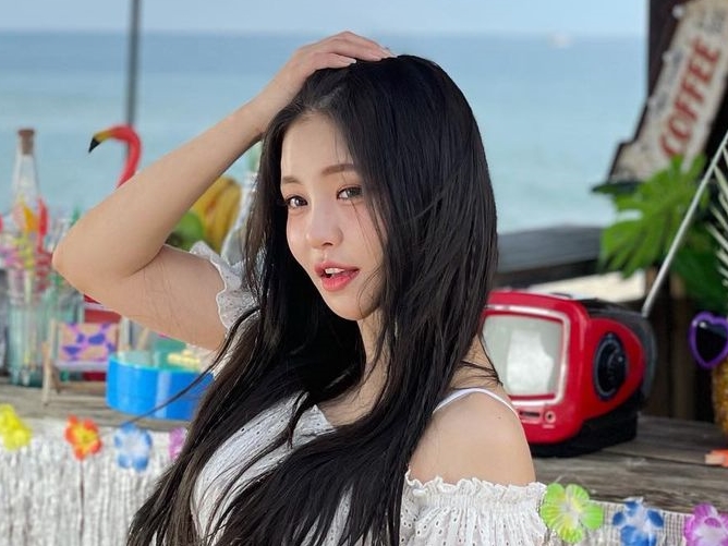 Brave Girlsの“ゼニガメ”ユジョン、オフショル×ミニスカで清純さを発揮「この世の美貌ではない…」【PHOTO】