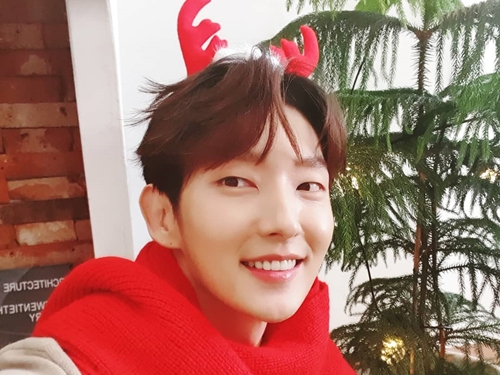 俳優イ・ジュンギ、お茶目なトナカイルックで「メリークリスマス」【PHOTO】