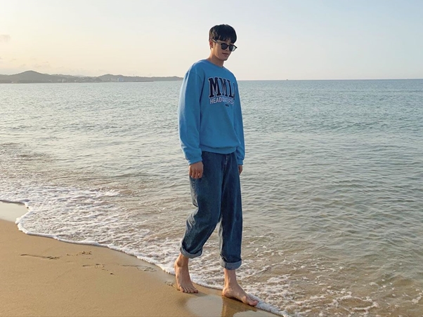 『梨泰院クラス』の名悪役アン・ボヒョン、海での“彼氏風ショット”にファン悶絶【PHOTO】
