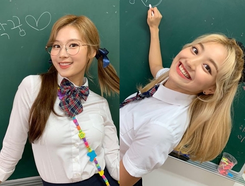 TWICEサナ＆ジヒョ、可愛すぎる“学生ショット”に反響！ 「ガチ恋不可避です」【PHOTO】