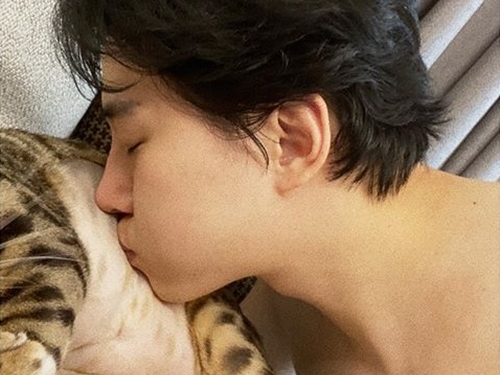 兵役中の2PMジュノ、愛猫との“イチャイチャ近況写真”にファン悶絶。「刺激が強すぎる」【PHOTO】