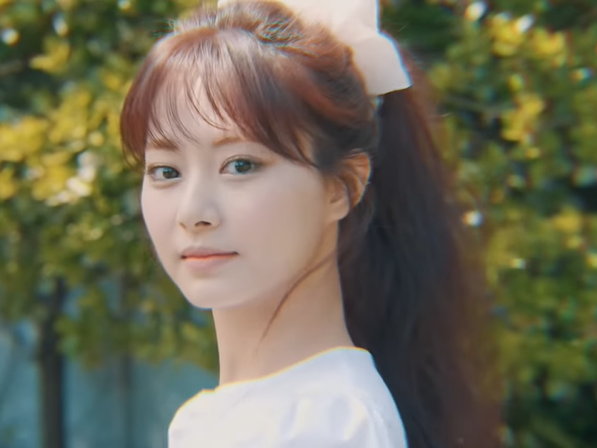 TWICEツウィが可愛すぎるポニーテールで登場！ 「この美貌が無料で見られるなんて」【PHOTO】
