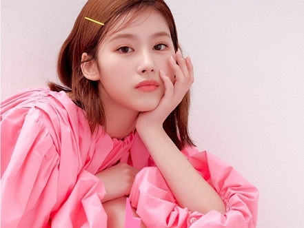 TWICEサナ、ファッション誌で見せた“春の装い”が「可愛すぎる」と話題に【PHOTO】