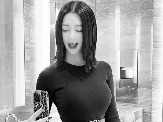 “世界で最も美しい女性2位”の韓国女優クララ、トイレでの自撮りに「脚が半分以上では？」の声【PHOTO】